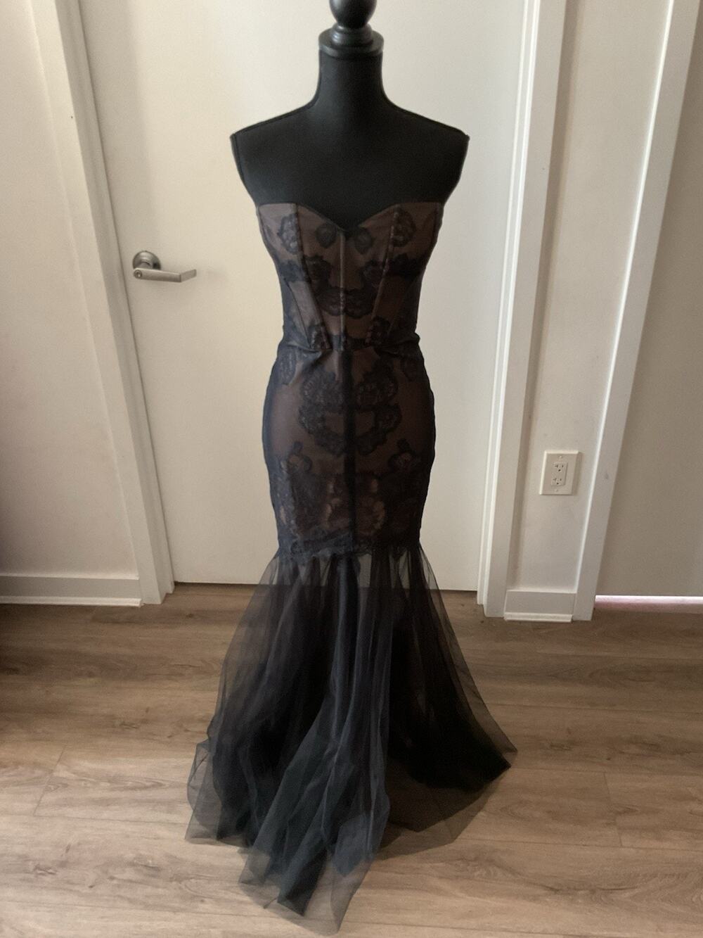 BCBGMAXAZRIA Ame Black Lace Tulle Mermaid Gown Strapless Evening Prom Dress Sz 6